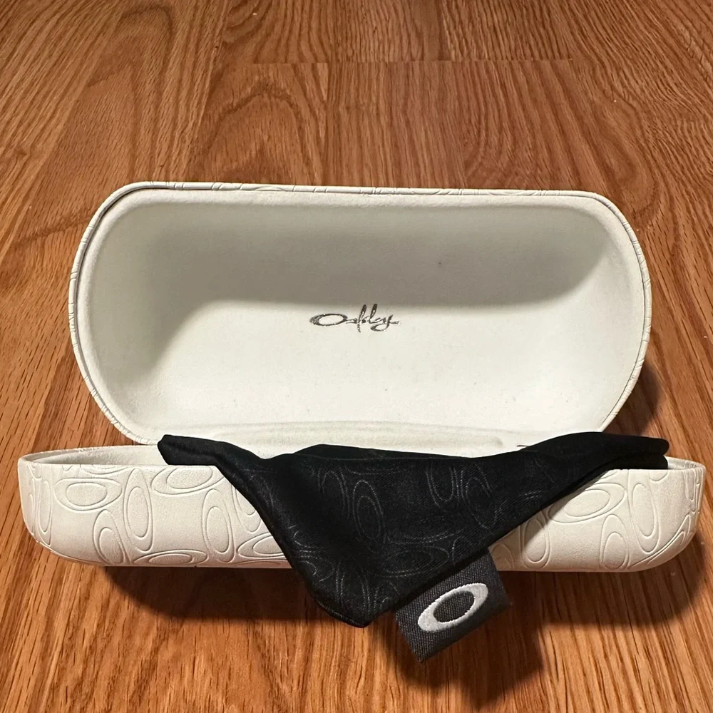 Oakley Cream Embossed Sunglasses/Eyeglass Hard Case and soft case - Picture 2 of 4